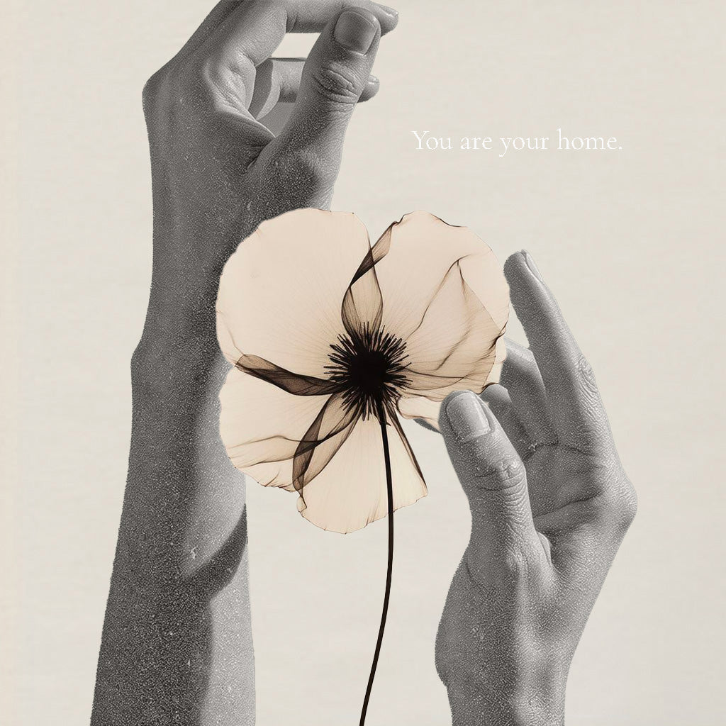 Collage poético con manos sosteniendo una flor translúcida sobre fondo ivory, con la frase "You are your home". Imagen simbólica de calma y autoconexión en La Mais OM.