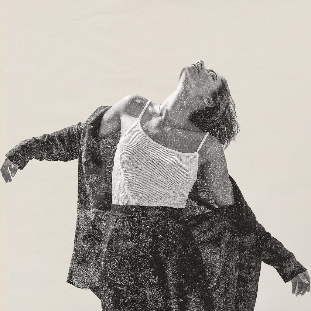 mujer disfrutando de ritual de autocuidado con la mais om